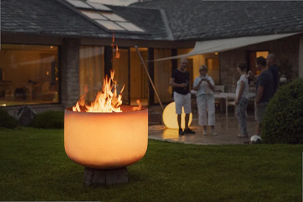 Feuerschale Quarzglas QFlame XL Ø 71 cm mit Sockel aus Beton Gartenkamin